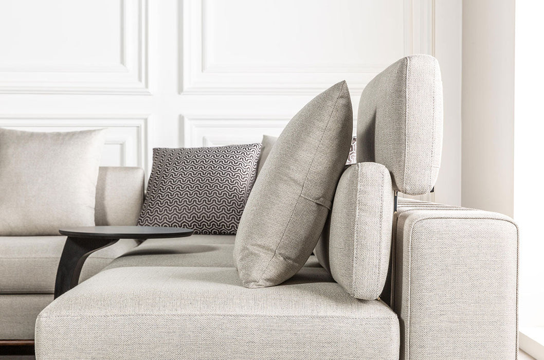 Minotti Corner Sofa with 8 cushions